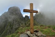 85 La recente lignea croce di vetta del Monte Tribotoi (2309 m) si staglia di fronte al roccioso  Valletto